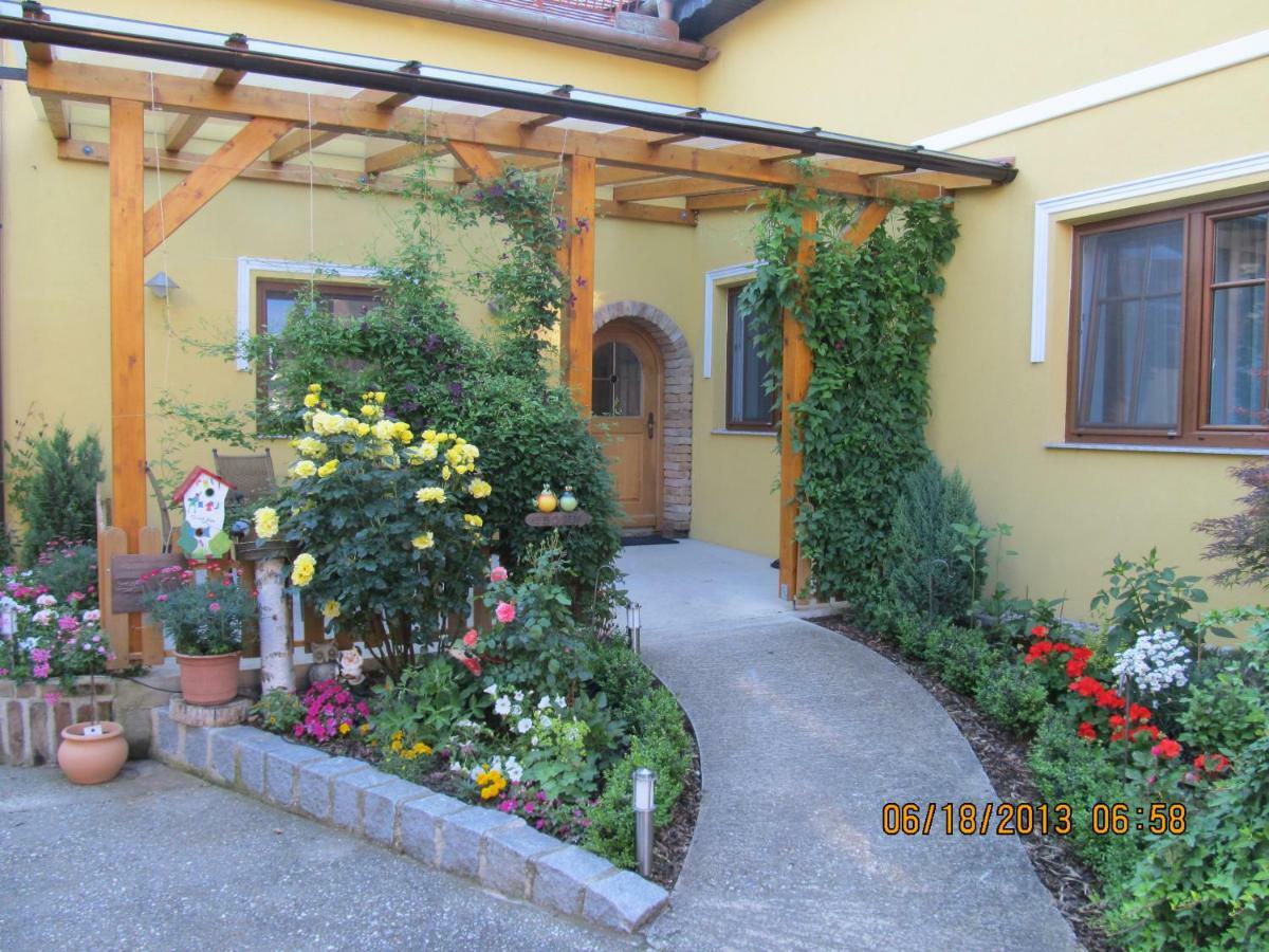 Apartmán Haus Resi Staatz Exteriér fotografie